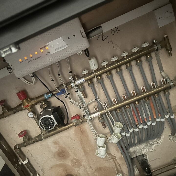 underfloor heating manifold with controller